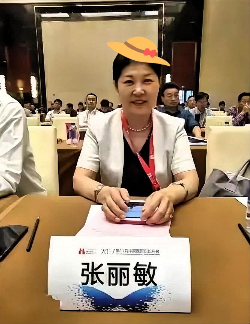 这位女医院院长，看着满面笑容、一身光鲜，谁能想到背后藏着这么大的问题。
马上就要