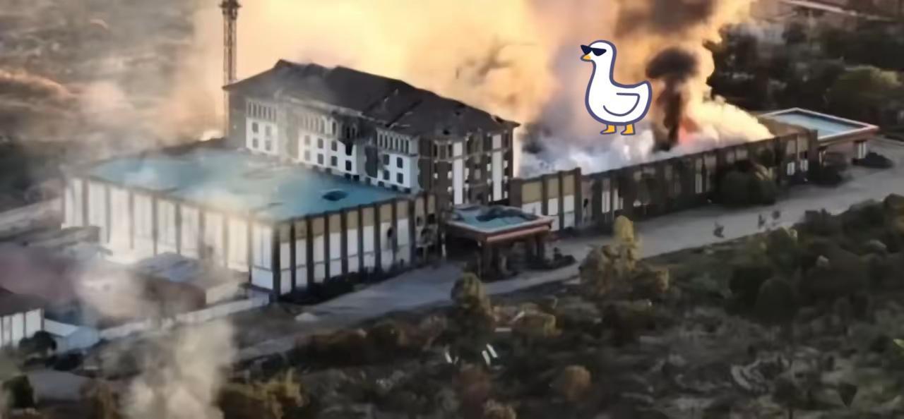 塔吊还没拆就被端！泰国怒炸柬埔寨新建电诈窝点，这波操作太解气！
 
别以为躲在边