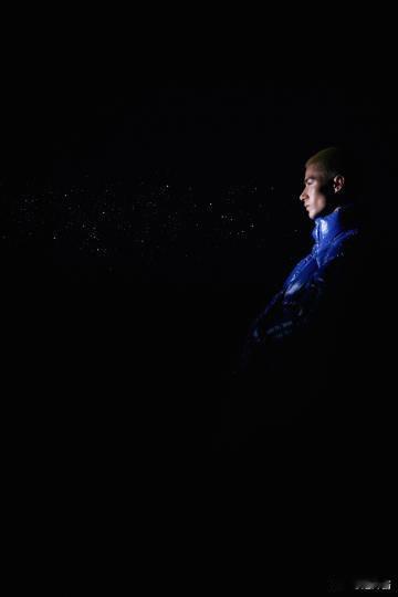 #安妮海瑟薇米卡同框合照# 米卡和安妮海瑟薇同框，超吸睛。辉煌背景增神秘，豪门姐