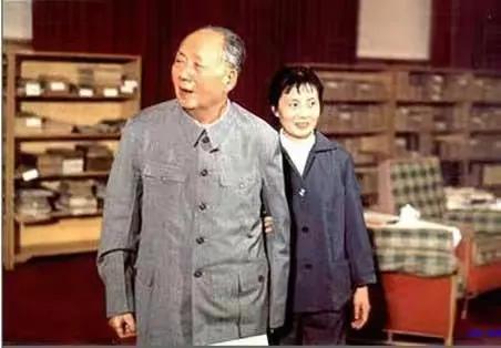 有一次，毛主席接见客人时，张玉凤一脸的不高兴，甚至不和客人说一句话。客人走后，毛