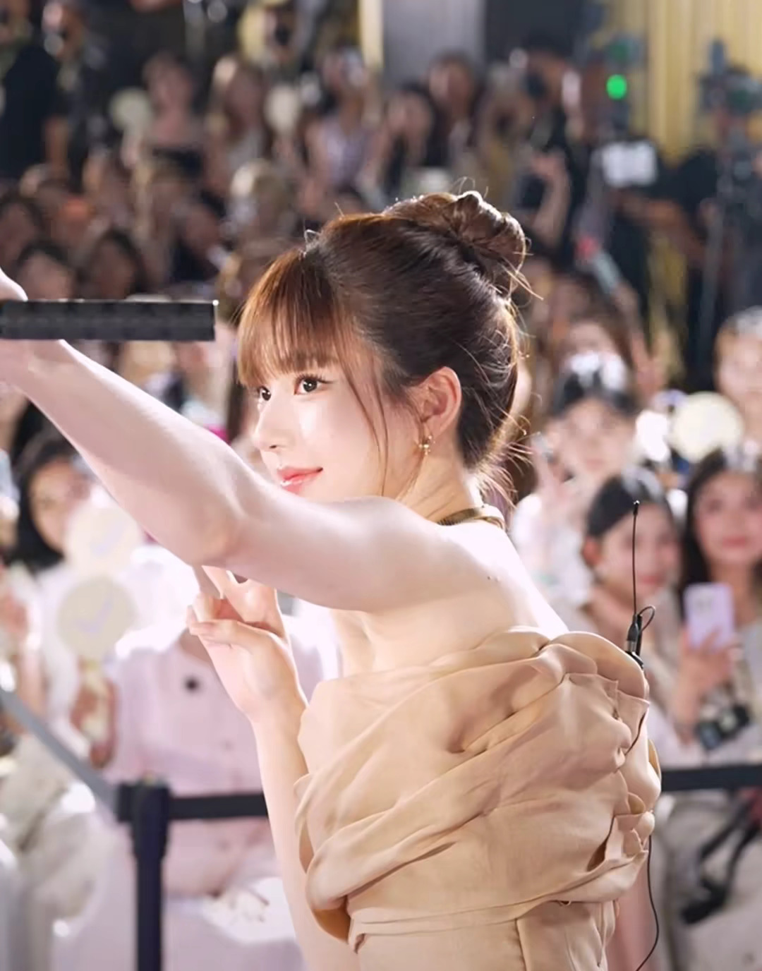 赵露思 认真和粉丝合照的乖乖小女孩📸
