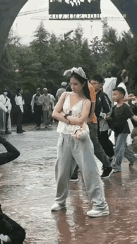 那么多人经过身边，居然没有认出来她是一个明星！[捂脸][捂脸]