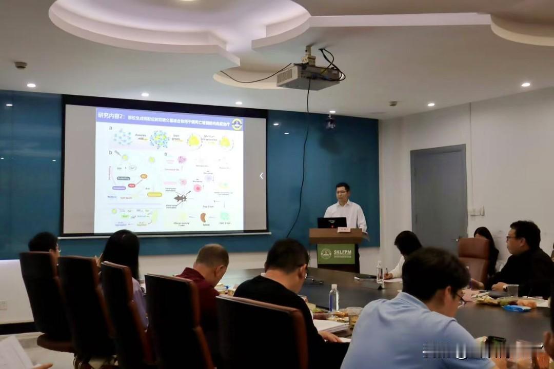 儿子博士毕业了。
一家人欢聚一堂，欢欢喜喜过大年！[笑][笑]
