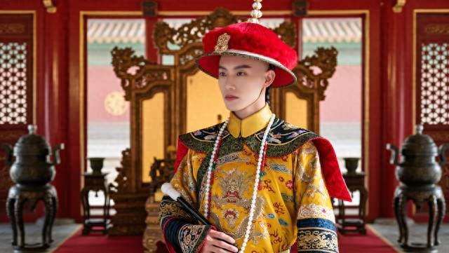 乾隆：坐拥盛世63年，晚年却亲手养出和珅，大清衰败其实早有预兆