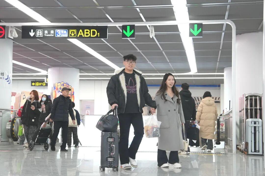 “八线并网”以来，济南地铁3号线客流量持续攀升，为满足乘客出行需求，自1月22日