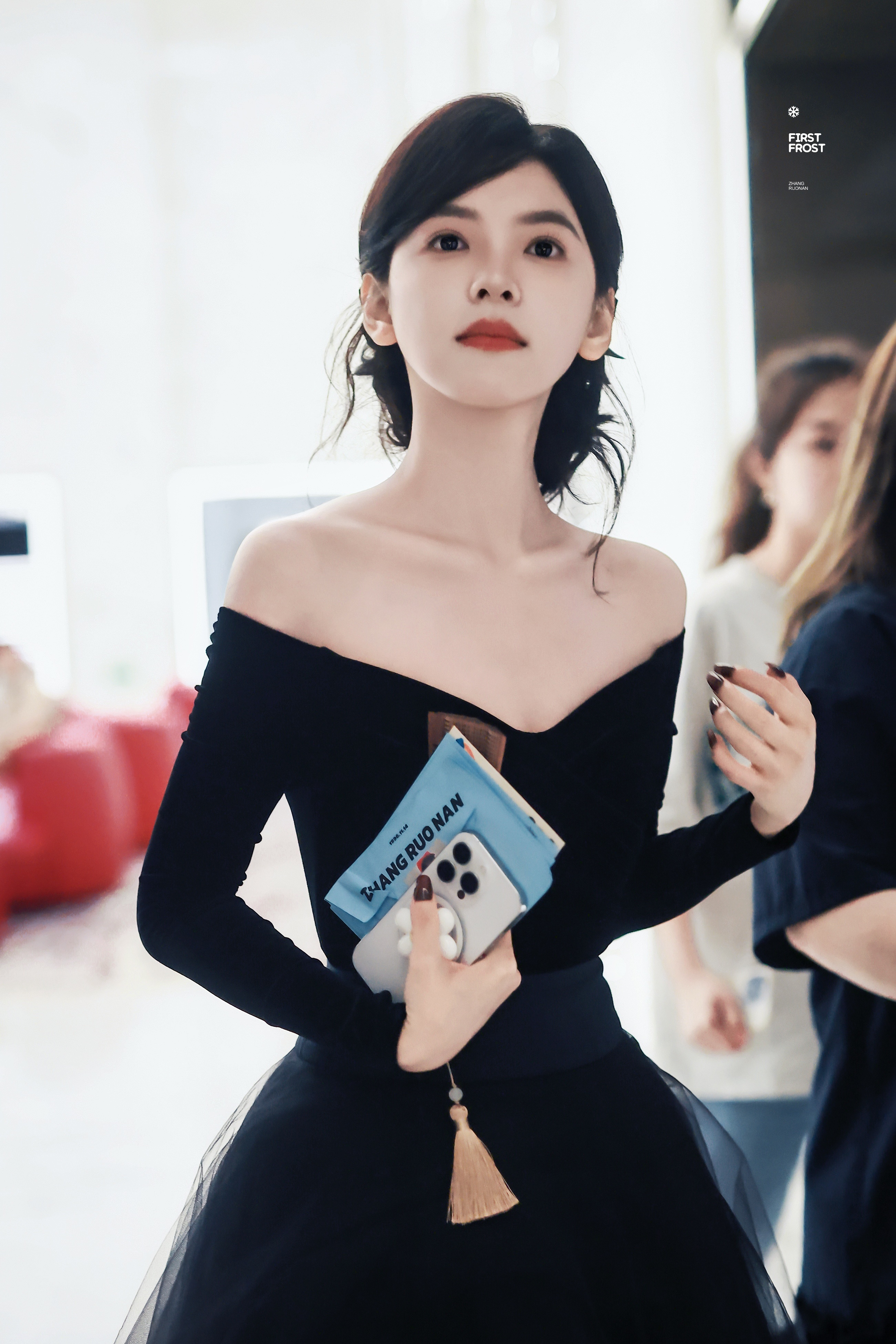 章若楠出发参加巴黎时装周章若楠在复制粘贴的时代，你是手写的诗