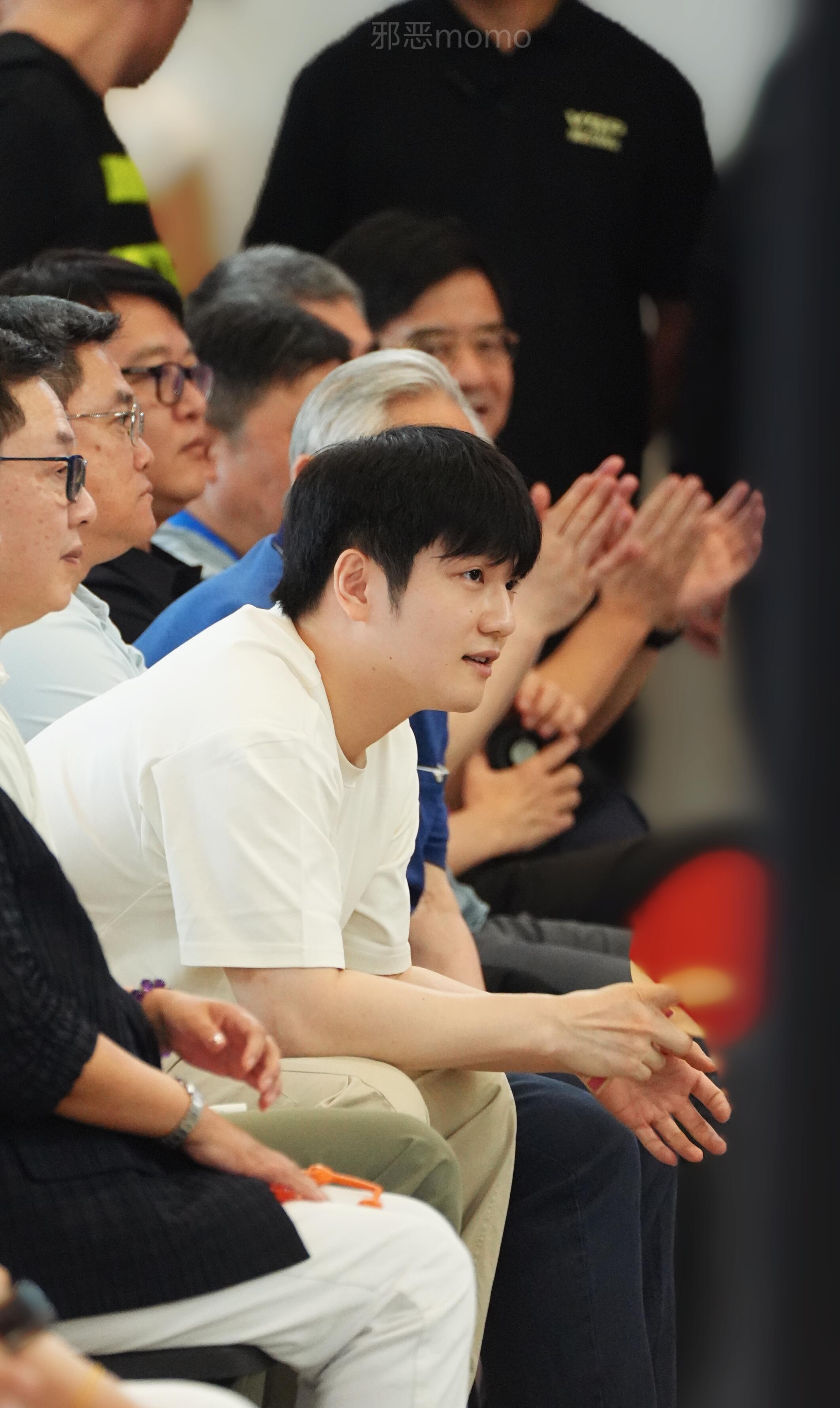 观赛区樊振东手持球拍时刻准备着。振东啊…如此美好。 