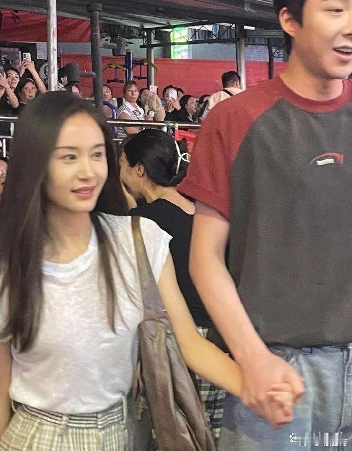 王子文，镜头难锁其惊艳。那灵动的眉眼，俏皮的气质，本人之美远超画面，仿若自带光芒
