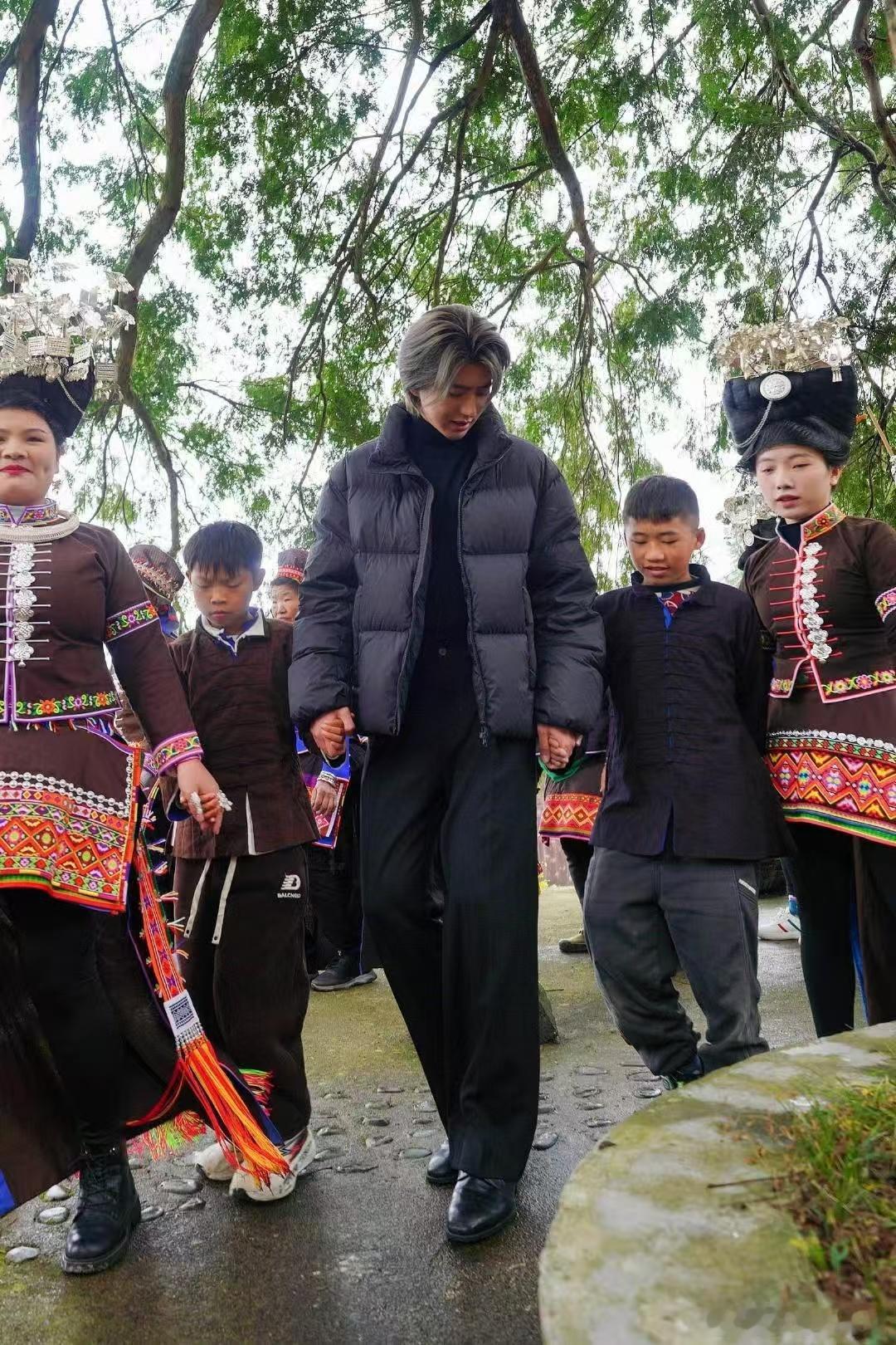 蔡徐坤现身贵州山区做公益蔡徐坤学跳贵州舞蹈锦鸡舞 看到蔡徐坤在贵州山区做公益的路