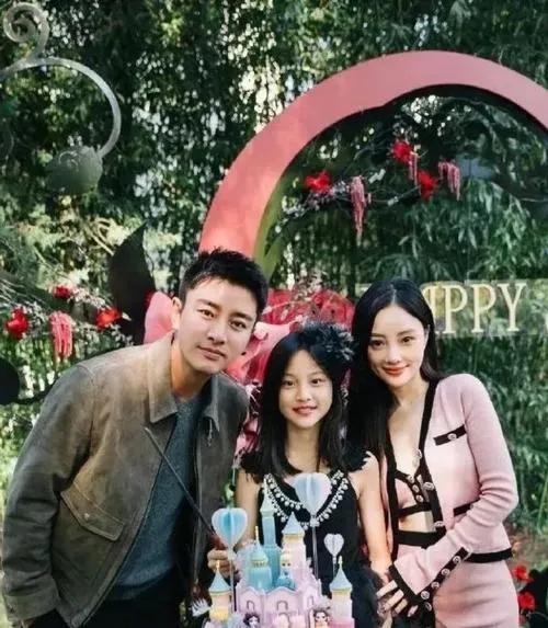 星二代同框记：李小璐贾乃亮带甜馨会友霍思燕一家

五一假期，李小璐贾乃亮罕见同框