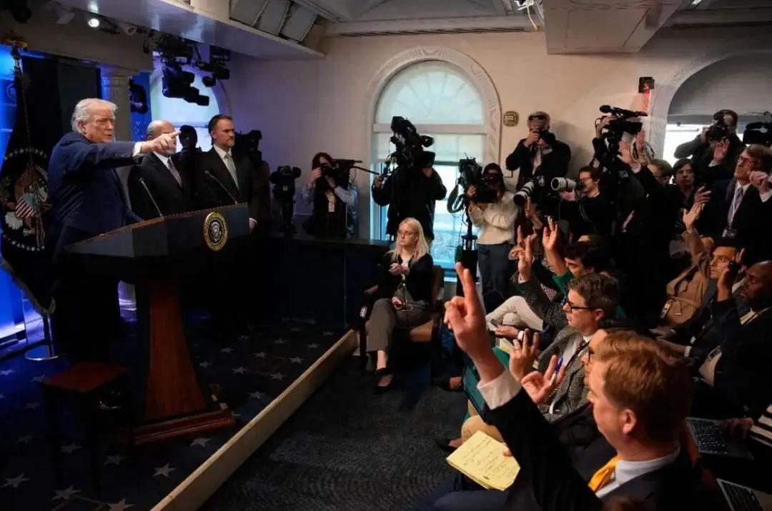 这口锅太大，美国背不动，直接甩给了以色列。

近日，伊朗多处石油设施遭袭。美国能