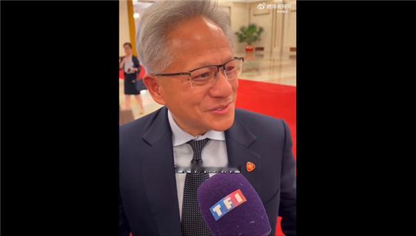 【英伟达是否会把芯片卖给华为：黄仁勋沉默三秒后回应了】英伟达CEO黄仁勋本次中国