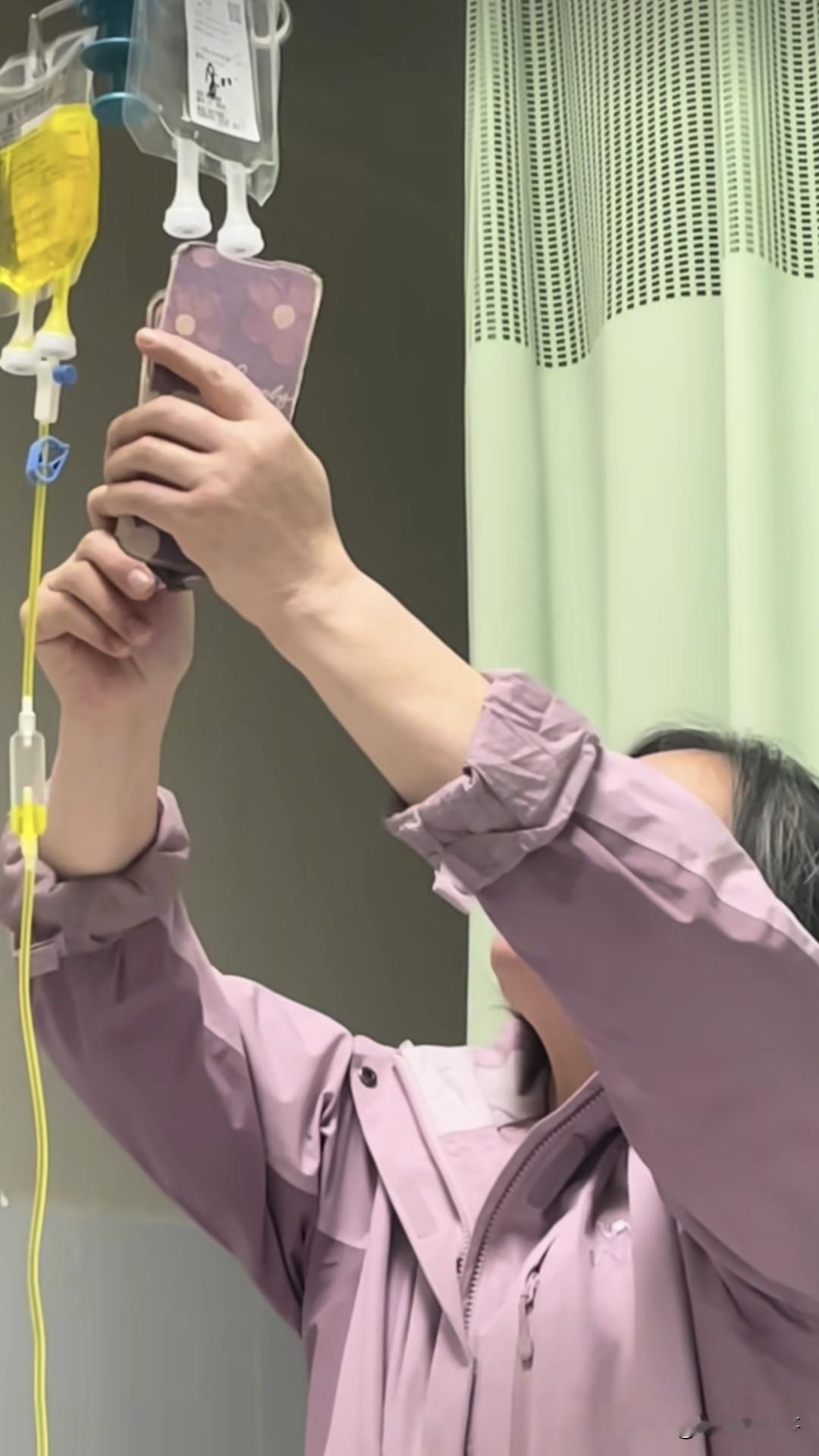 一河南网友发视频称自己在医院碰到一件趣事，一位六十多岁的大妈陪自己老公看病输液，