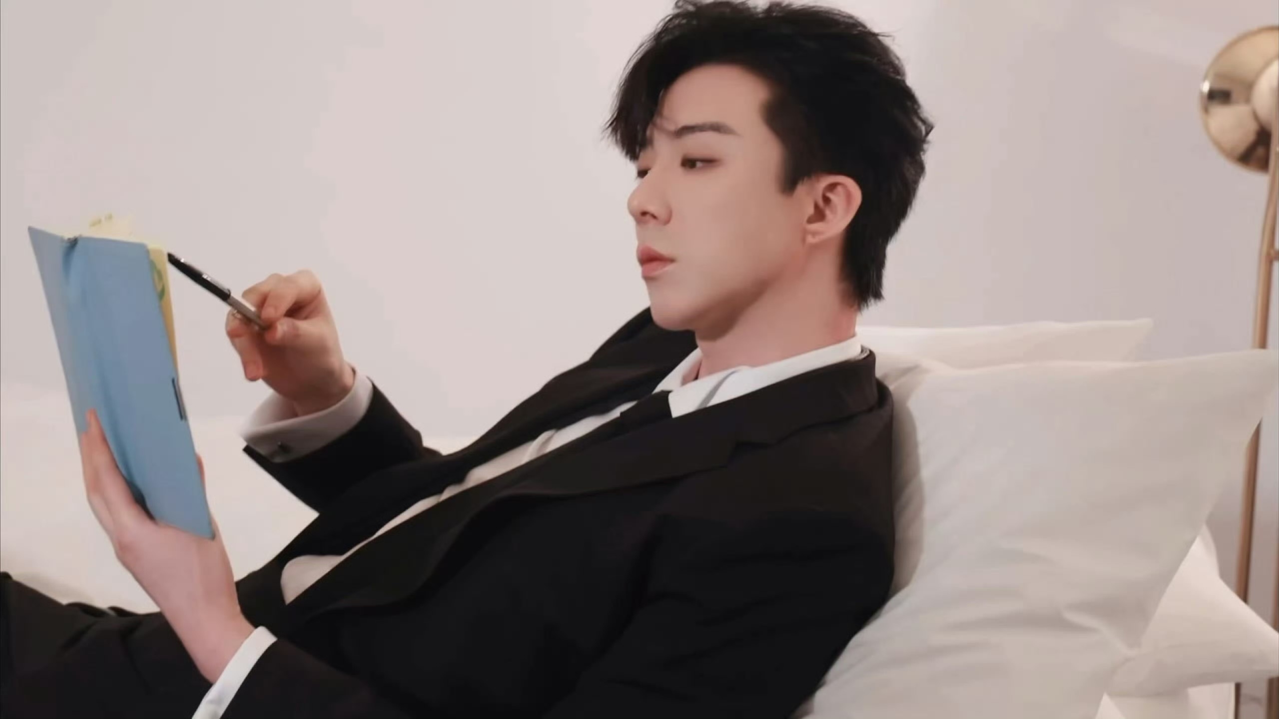 摩登兄弟刘宇宁[超话]  看到第三張，前兩張突然都變成了鋪墊。🖤刘宇宁 ​​​