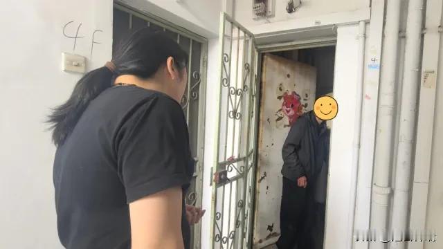 我真的很佩服这责任心！杭州一社工发现楼梯拐角有几滴血，顺着血迹一层层往上找，找到
