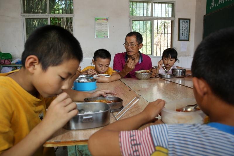 43岁教师陪副校长聚餐，喝到凌晨独自回家坠桥身亡，100万赔偿换不回人命
 
家