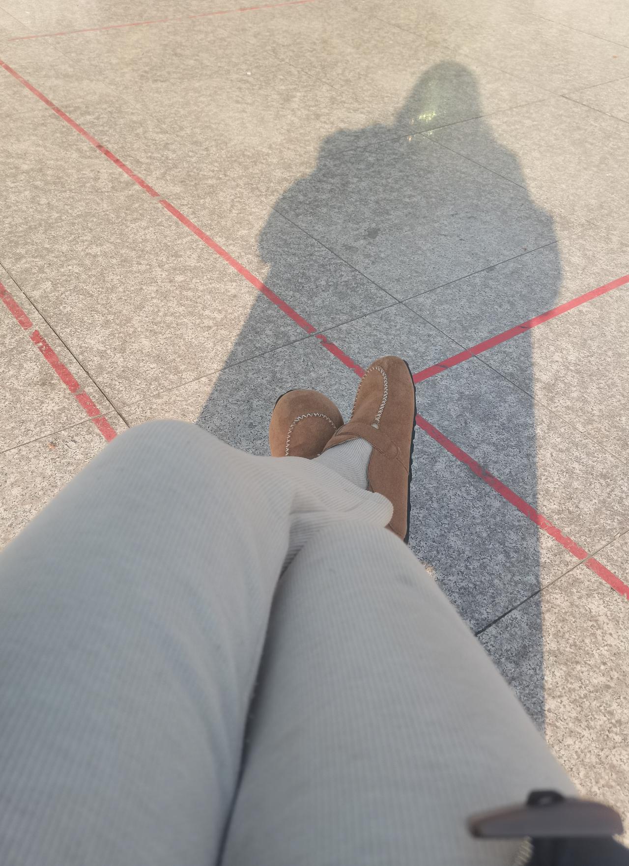 朋友跟我抱怨，自己买了好看衣服不好意思穿出门，她老公也说她那么多好看的衣服总是在