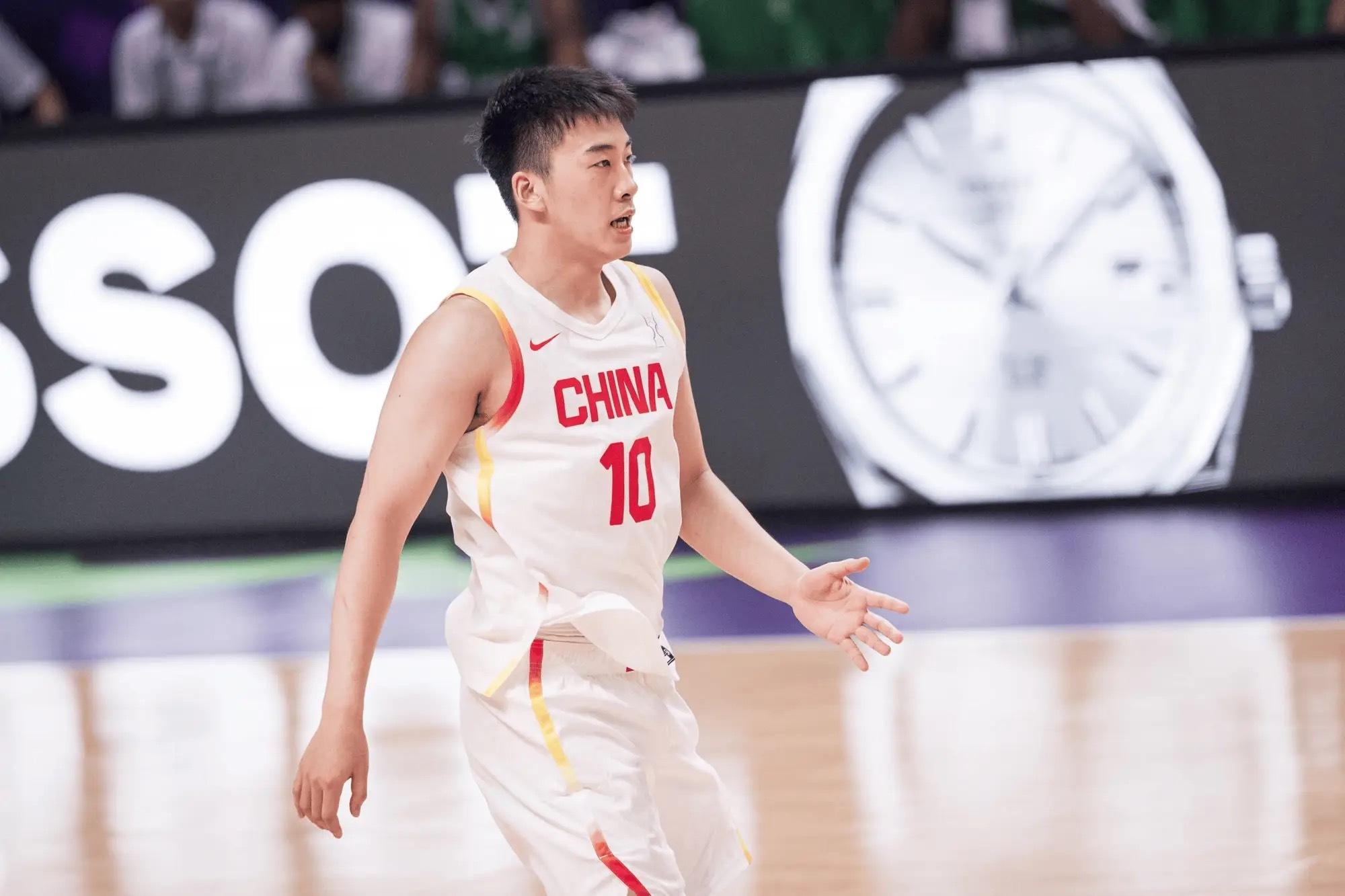 王俊杰中国男篮国家队🇨🇳正式大赛首秀上场15分钟8中4得到10分4篮板1助攻