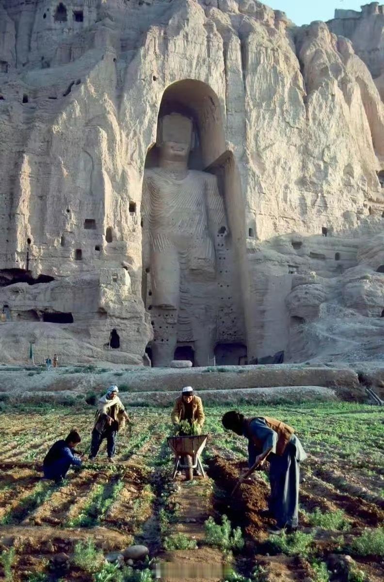 1992年，阿富汗。巴米扬大佛下的农民，这尊大佛最早被英国人炸，美国入侵后被阿富