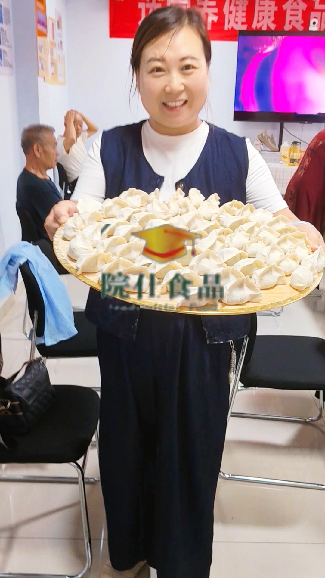 在家包饺子翻车现场…🍃今天包饺子把我笑到肚子痛！擀皮时手一抖，饺子皮直接变成“