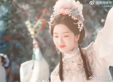 邓恩熙新剧美人一大跳 看花开锦绣很容易被邓恩熙的镜头打动，一颦一笑恰到好处，将世