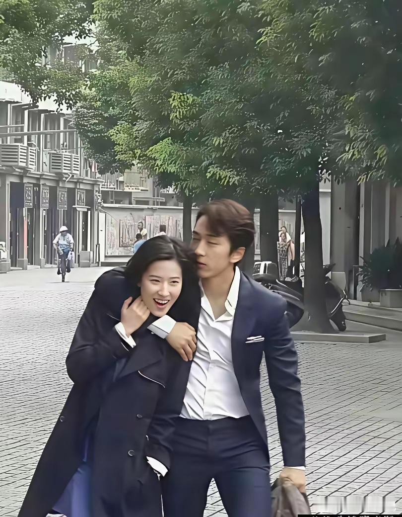 这对跨国恋人真的是郎才女貌，事业也旗鼓相当，可惜两人有缘无份。
他们分开多年，到