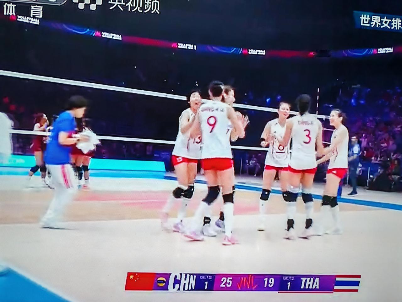 2026年女排世联赛南京站的比赛，中国女排对阵泰国女排，第一局中国女排25：24