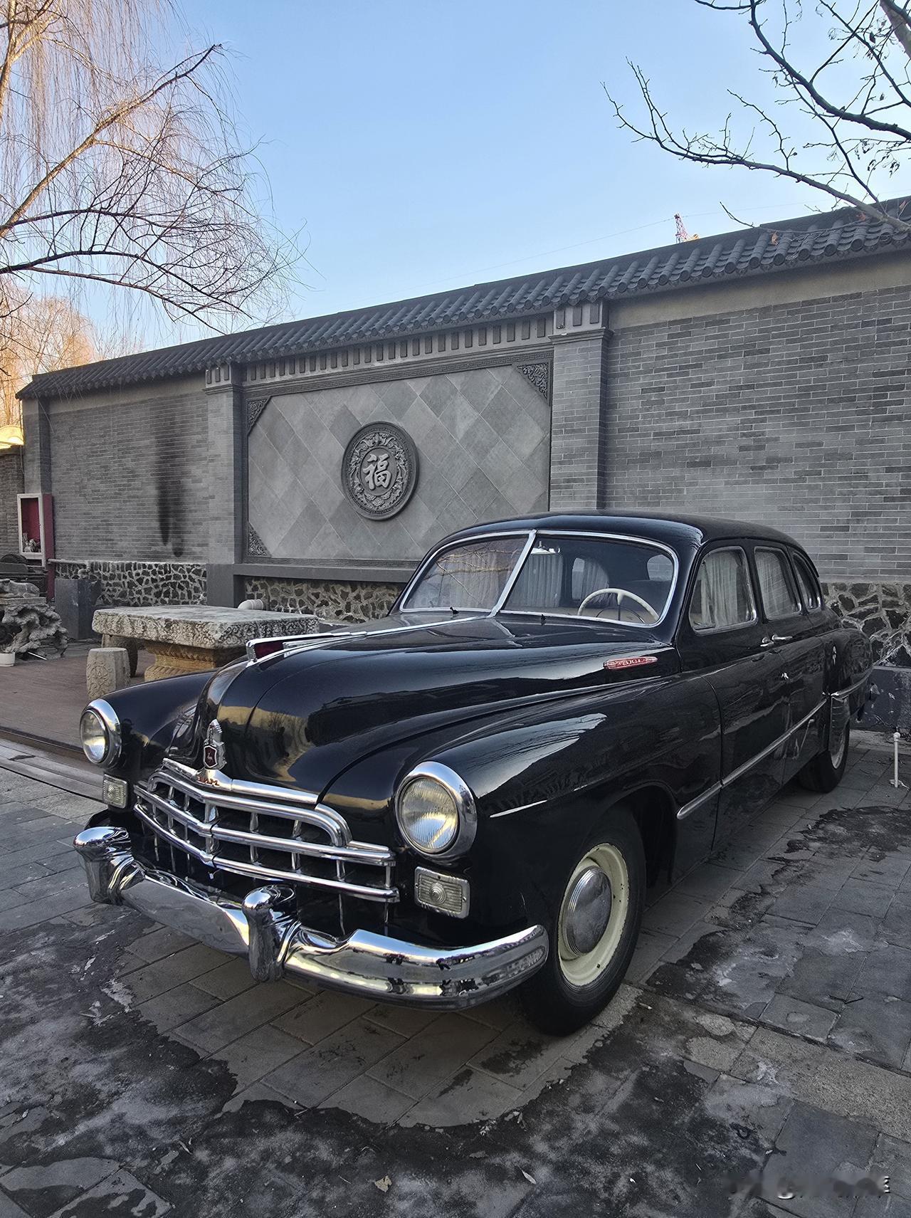 来自苏联的GAZ-12嘎嘎漂亮[呲牙]