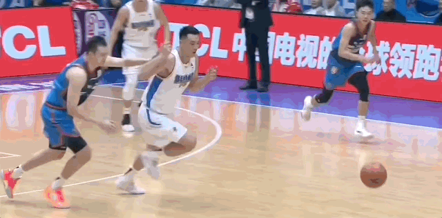 翟晓川抢断反击一条龙暴扣，梦回巅峰的一球，川队还是宝刀未老啊！四川男篮vs北京男