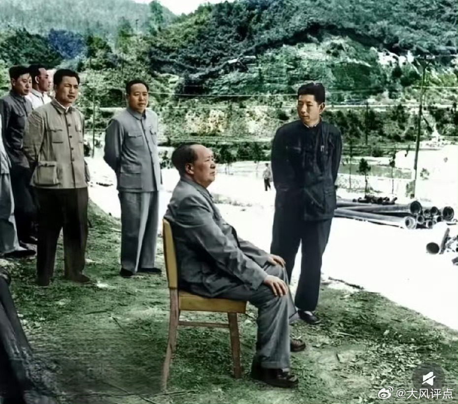 1965年，教员重山井冈山，目视远方，感慨万千 
