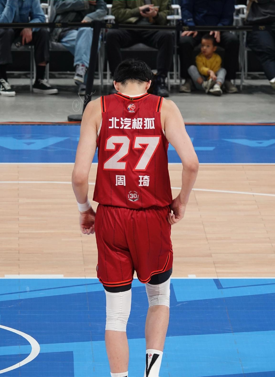 有一说一，今日周琦和王哲林表现根本不在一个档次！
 
周琦：首发出战21分钟，投