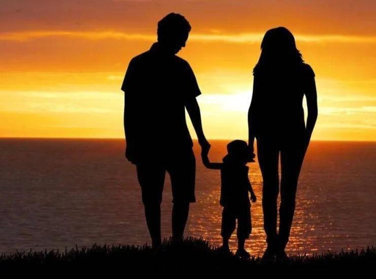 男孩考19分被妈妈夸到结巴 对孩子的教育不能只侧重某一种方式。采用鼓励或挫折教育