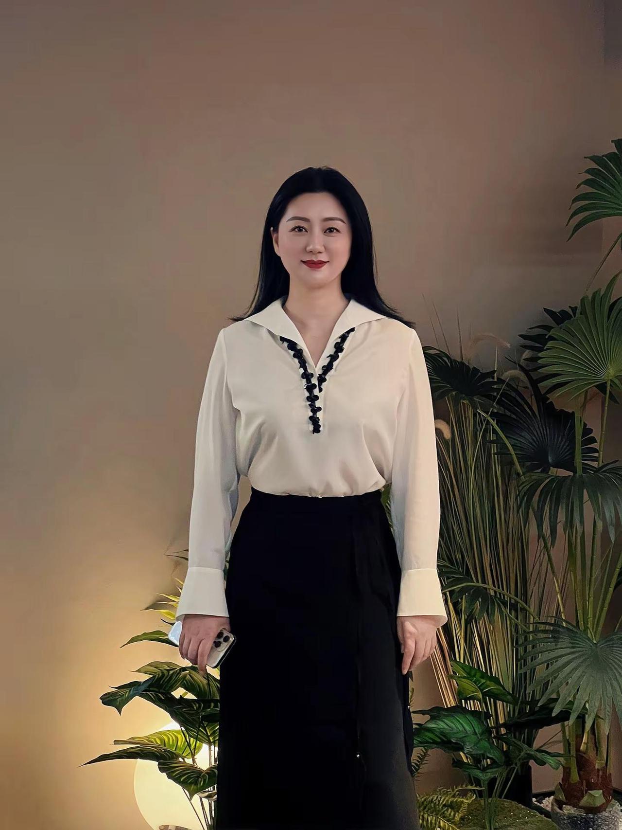 周一是精致都市丽人。简约穿搭又显气质 优雅与舒适并存 职场松弛感 气质优雅显瘦