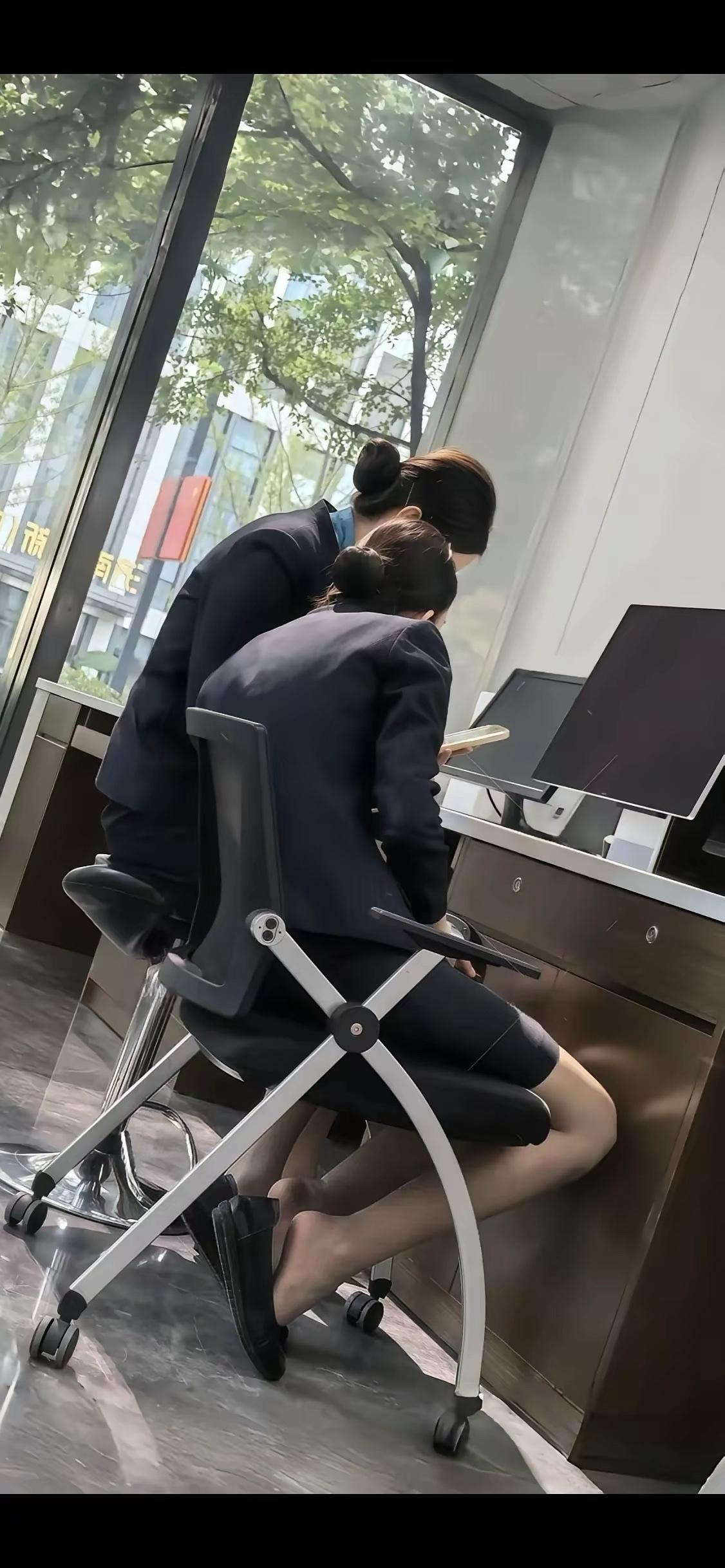 这个单位的领导一定很难管理