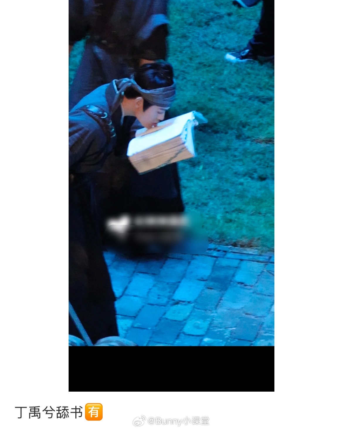 丁禹兮为什么要用舌头翻书，看着也不像是在拍摄啊…… ​​​