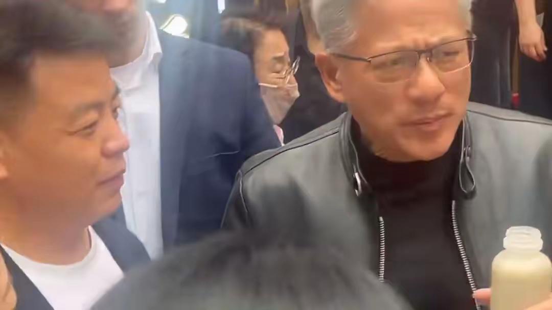没想到黄老板到北京也馋这一口，一口老北京豆汁下肚，那表情，肯定是想说，这味一般人