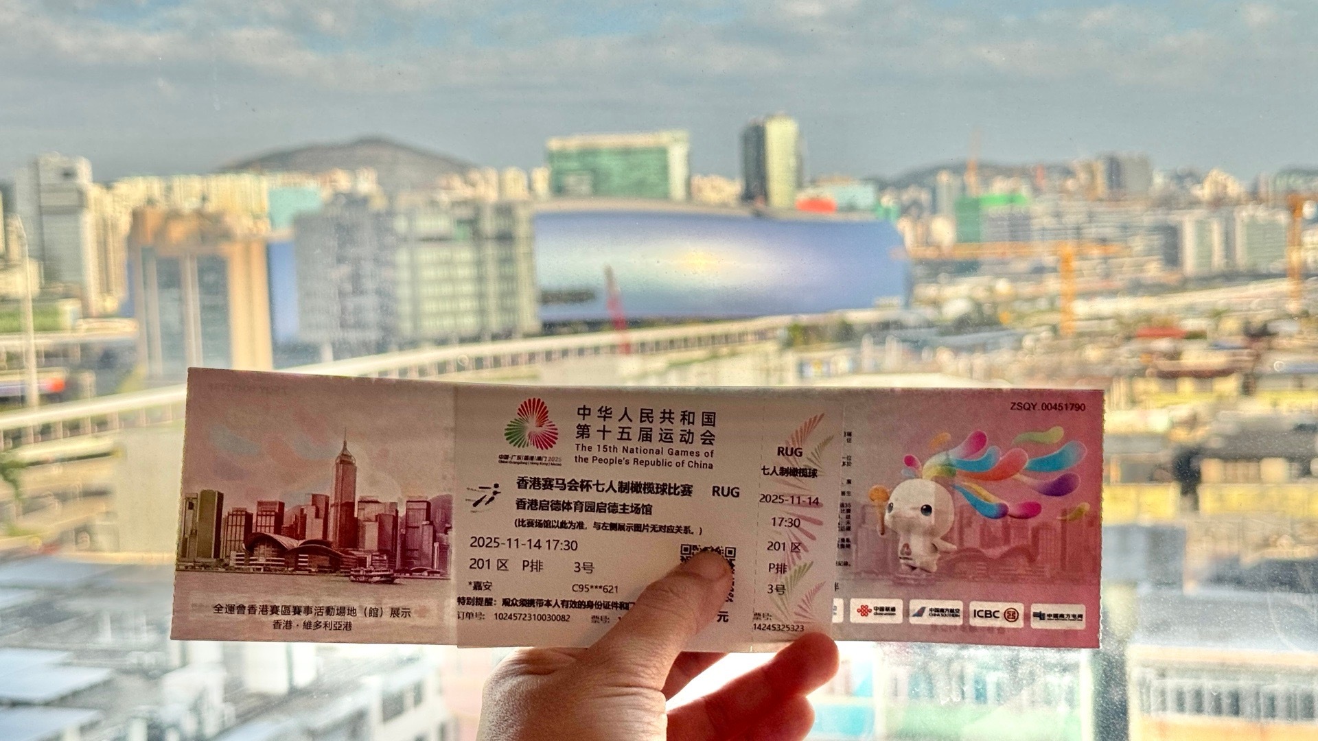 到步，一会出发启德体育园，第一次现场看七人制橄榄球，关键酒店能看到主体育场，酷 