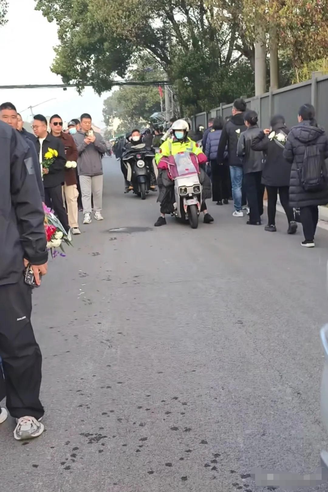 真的看愣了！赶来支持他的人从凌晨就开始排队，一直排到天亮，连帽子叔叔都到场维持交