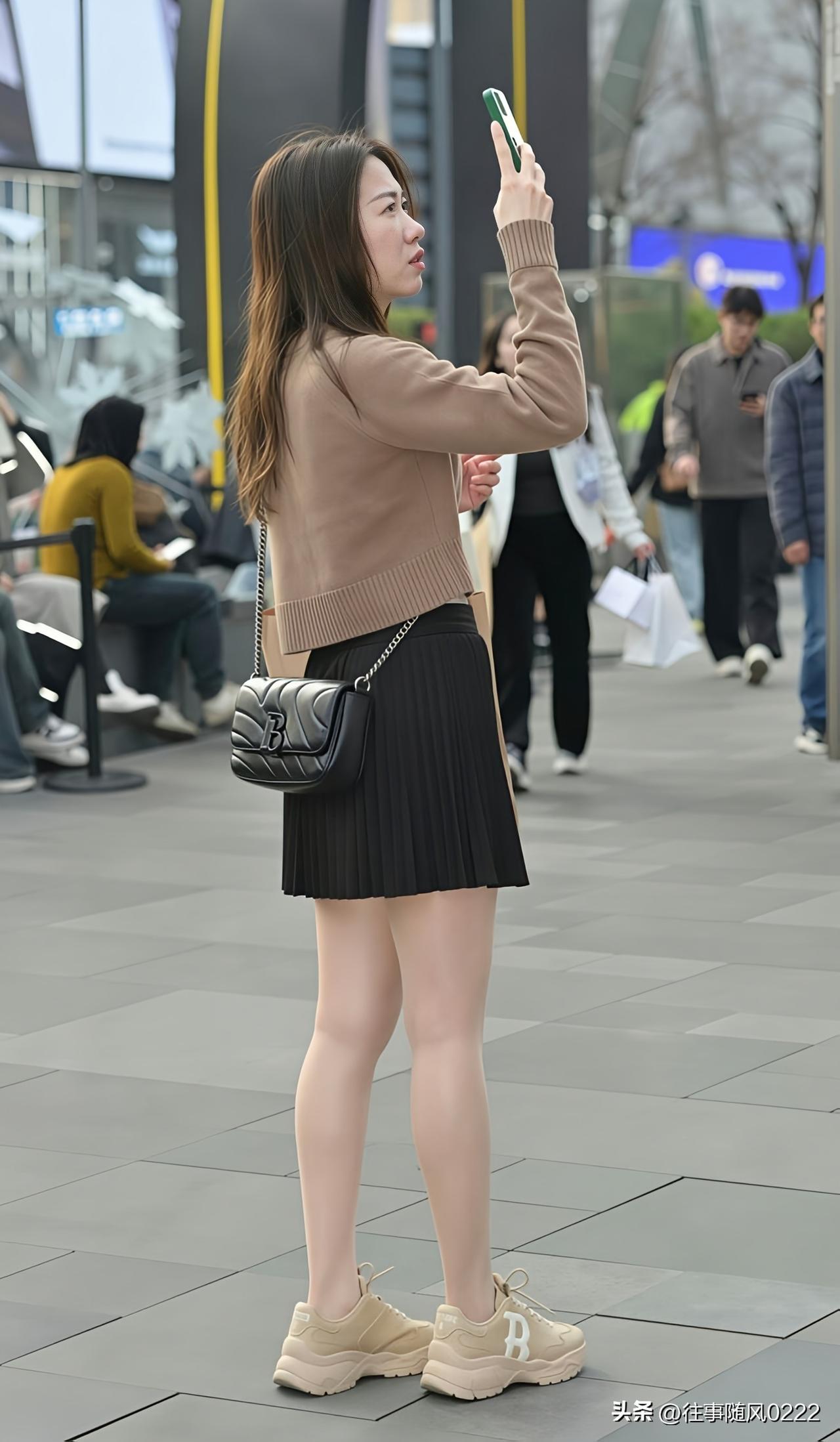 镜中人影动   繁华似水流