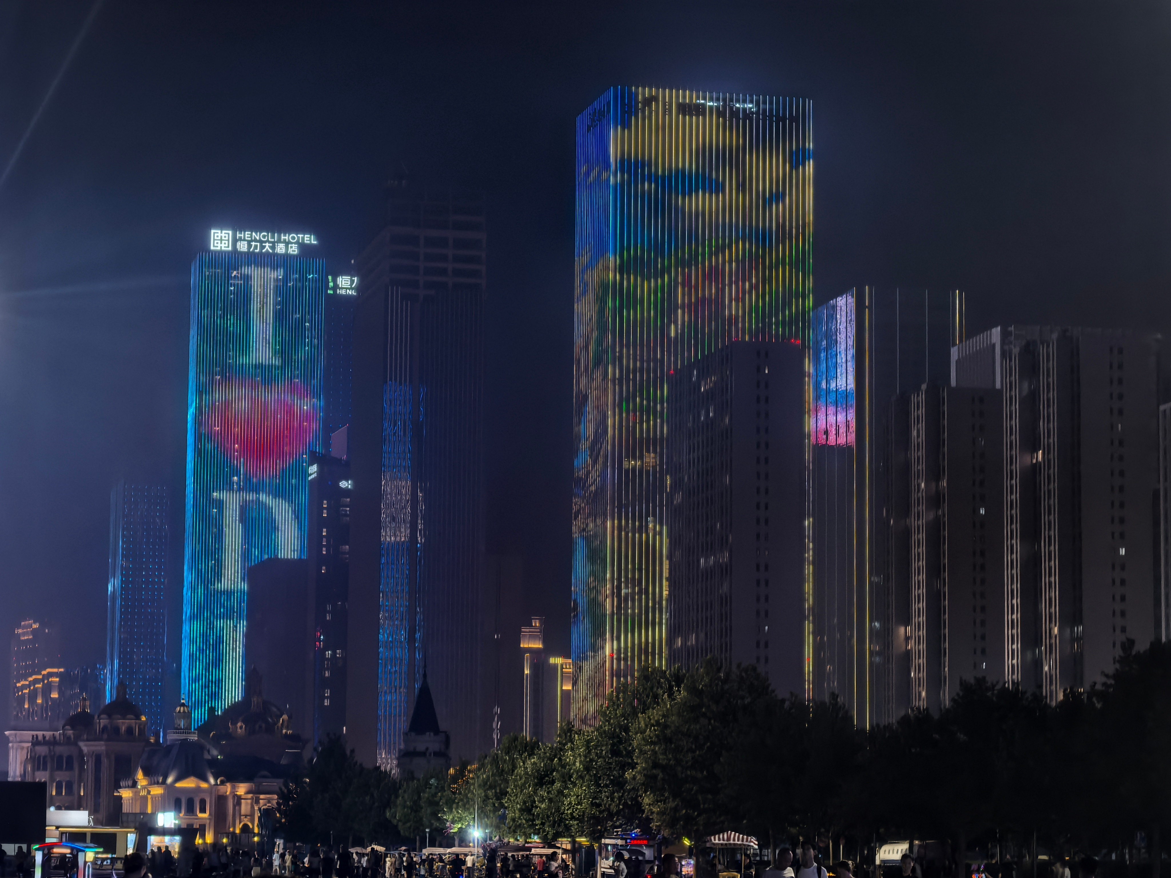 在大连，遇见血月亮。月色映衬下，大连东港音乐喷泉广场如梦如幻，这里藏着关于大连的