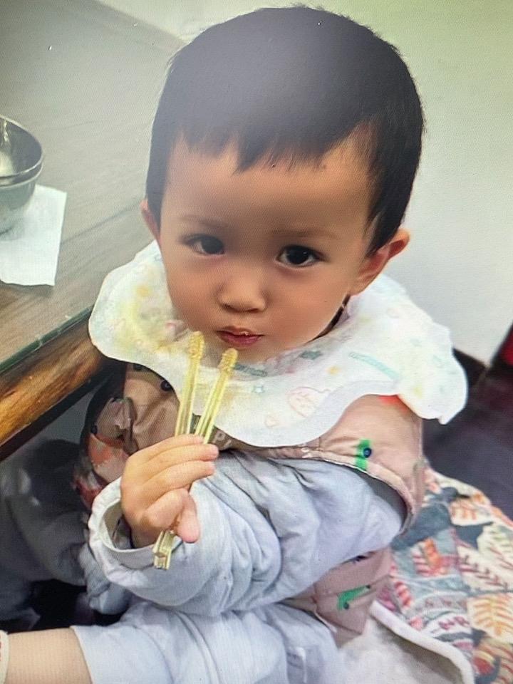 王大娃两岁时，姥姥想让他摆脱尿不湿，间隔两个小时，就要强迫他撒一次尿。每当这时，