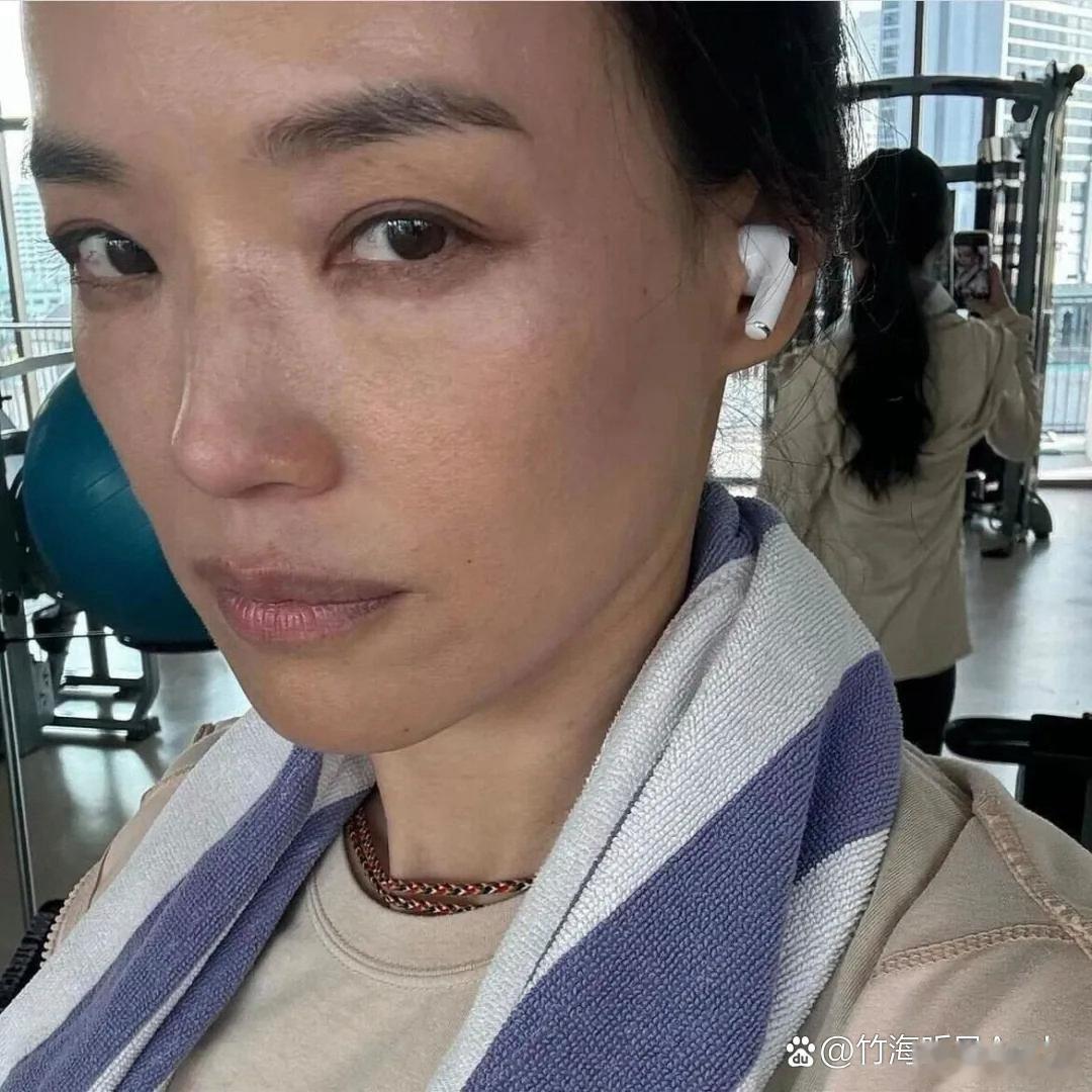 没想到舒淇卸下妆容是这般状态，干净耐看很有辨识度。 