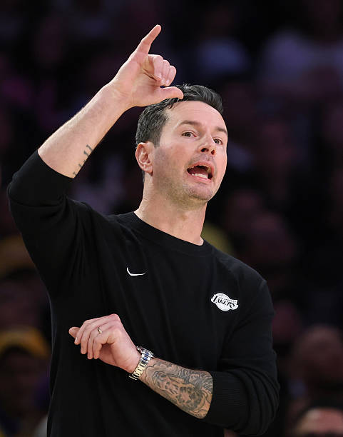 雷迪克被问到他是否考虑过让东契奇和里夫斯这样的球员在下半场休息：“中场休息时我们