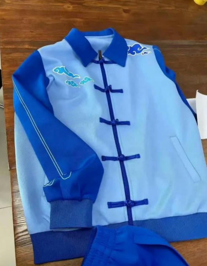 #山东一学校校服被质疑像寿衣# 11月14日，有传言称山东临沂罗庄区光耀实验学校