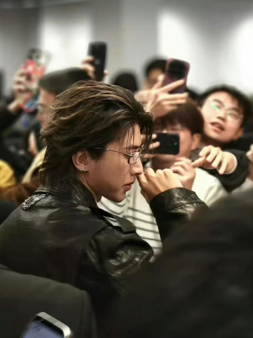 蔡徐坤扫楼蔡徐坤去腾讯扫楼了，🆘帅成啥了 