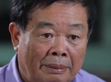 1983年，曹德旺去旅游买了一根拐杖，坐车时被司机呵斥：“小心点，碰坏车玻璃你可