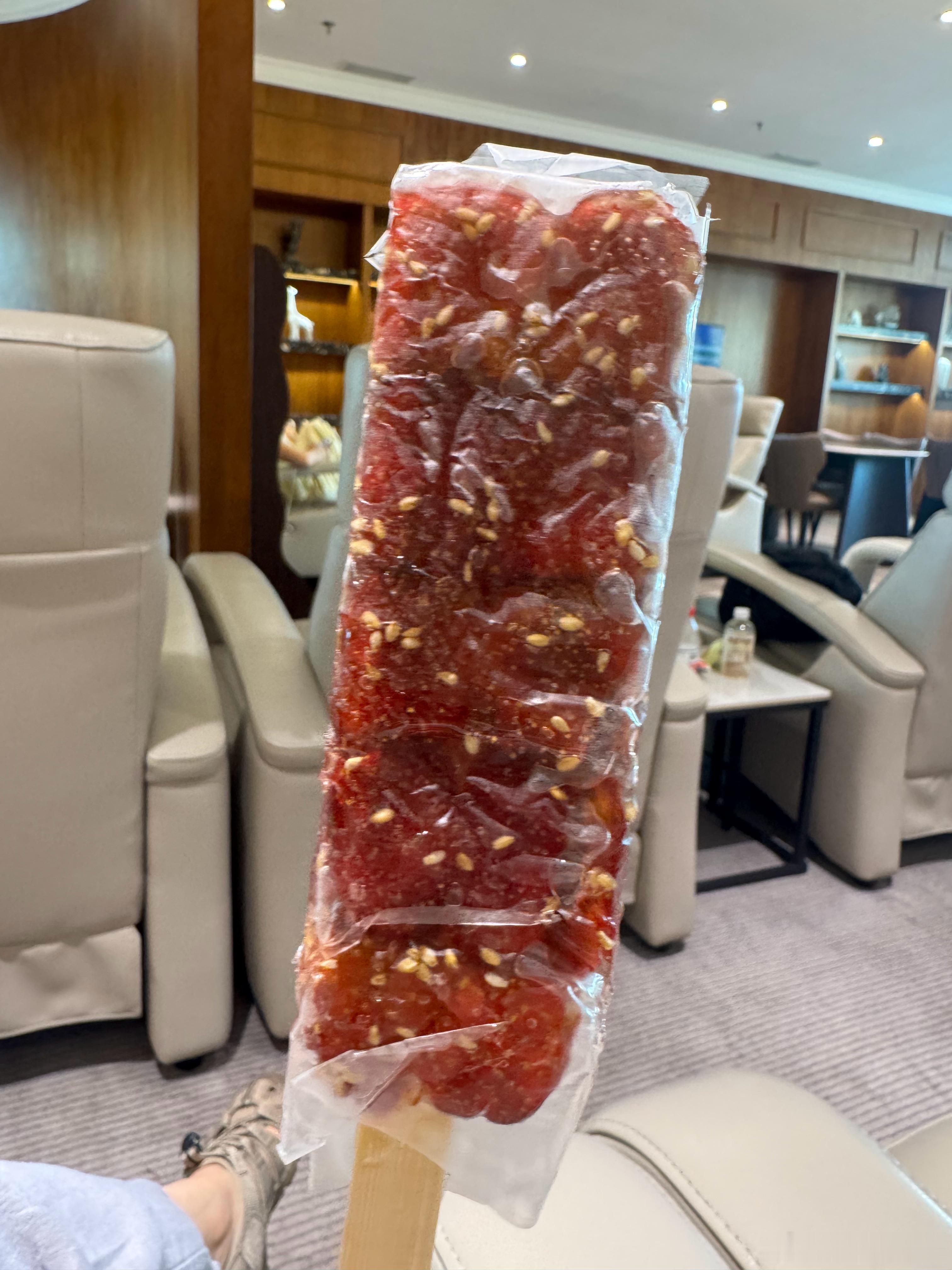 工作人员体贴的说，您的时间还早，可以先去用餐。真是吃不动了，冰糖葫芦消食吧 