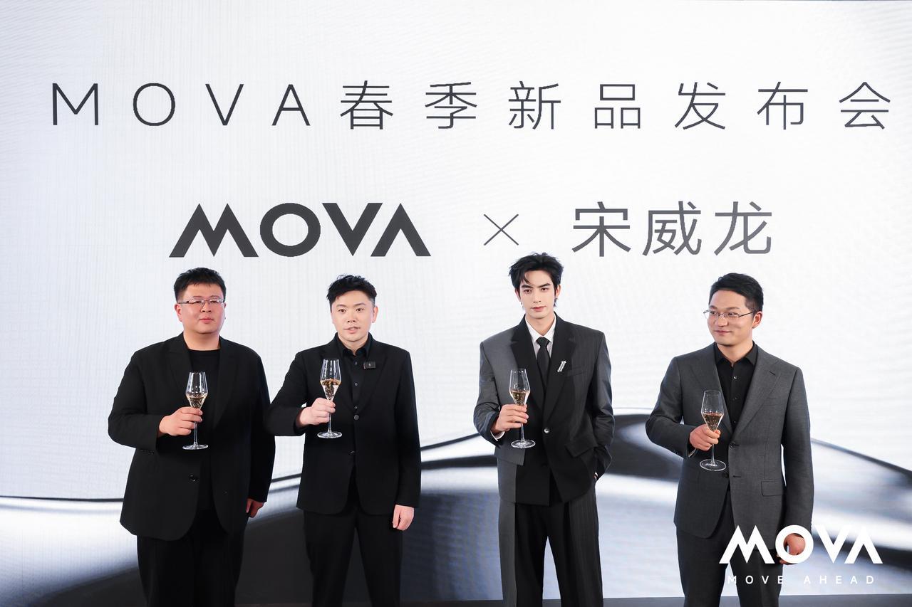 宋威龙 在AWE2026 MOVA展台全程高能营业！发布会上一身休闲西装清爽亮相