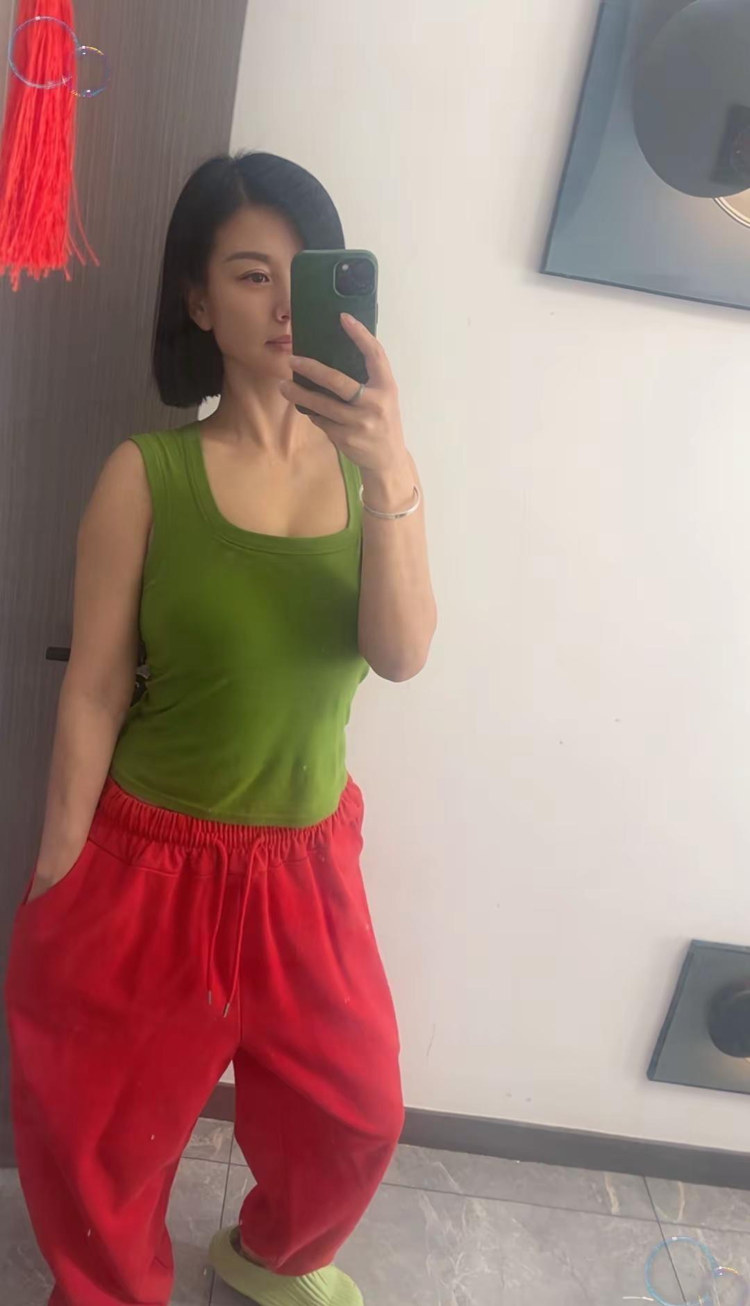 我和别人不一样我是个无趣的女人不会打牌不会玩游戏不会撒娇更不会讨好别人只想把该做