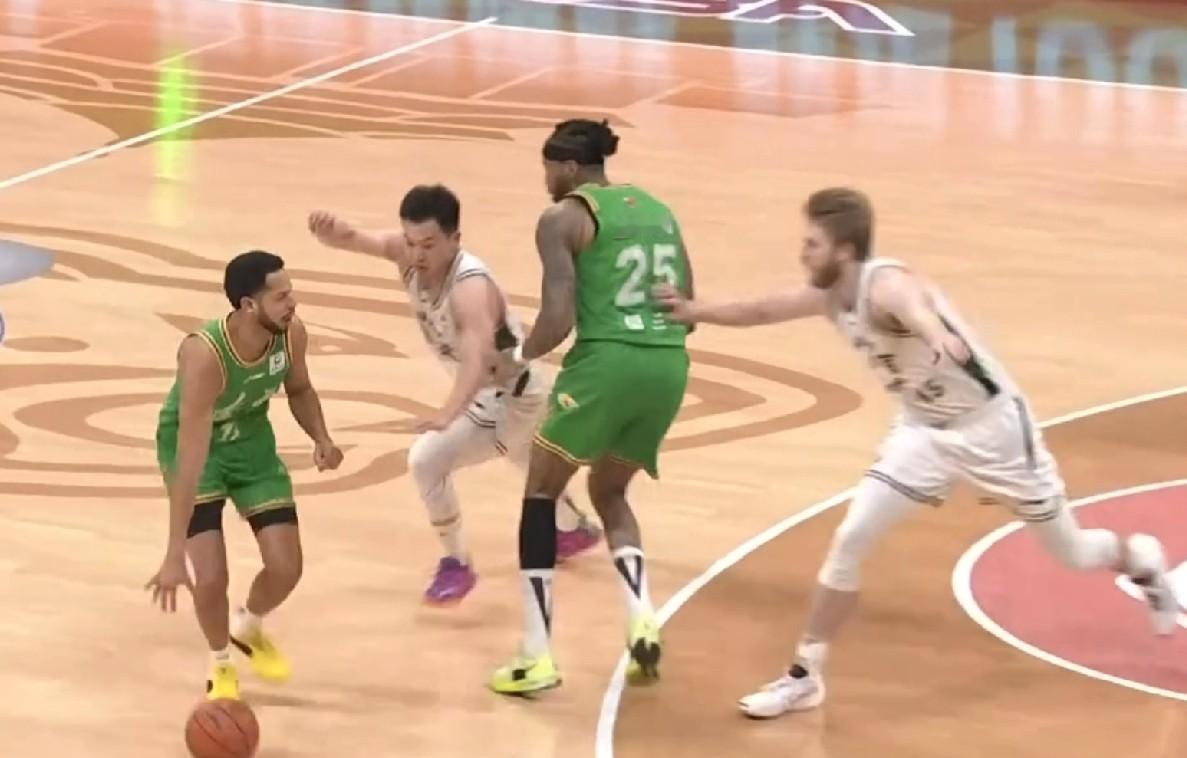 莱迪20+8贡献加盟辽篮以来最佳半场，辽宁男篮半场领先同曦9分，赵柏清15分！